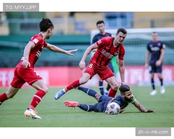 钟义浩传中助攻古斯塔沃头球 河南边中结合战术奏效 钟义浩传中助攻古斯塔沃头球 河南边中结合战术奏效